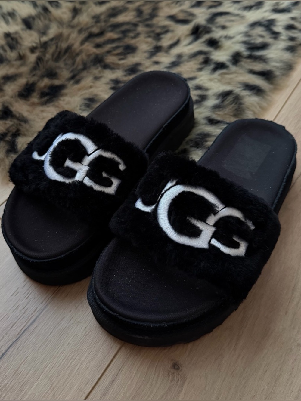UGG Layton fur platform slides sandals size 7 NWOT
